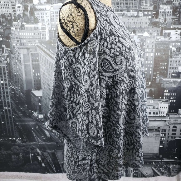 Lucky Brand Cold Shoulder Bell Sleeve Top - Picture 2 of 6